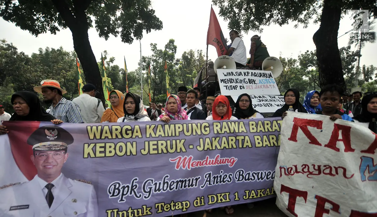 Massa yang tergabung dalam JRMK dan Sebaja menggelar aksi di depan Balai Kota, Jakarta, Senin (23/7).Dalam aksinya, massa menuntut Anies Baswedan melunasi janjinya untuk tetap menjadi Gubernur DKI Jakarta selama lima tahun. (Merdeka.com/Iqbal S. Nugroho)
