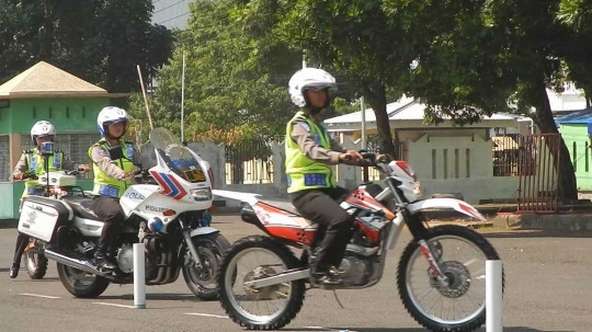 Aksi Srikandi Polantas Banyumas bermanuver dengan motor gede