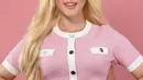 Mengkreasikan Barbie dengan sempurna, Tasya Farasya tampil gemas dengan outfit serba pink-nya, ditambah dengan rambut blonde, dan riasan mata yang playful. [Foto: IG/rachelvennya].
