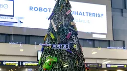 Pohon Natal yang dirakit dari barang-barang sitaan di Bandara Vilnius, Lithuania pada 12 Desember 2019. Pohon tersebut mayoritas terbuat dari gunting, cutter, pemantik api, dan aneka macam pisau. (Photo by Petras Malukas / AFP)