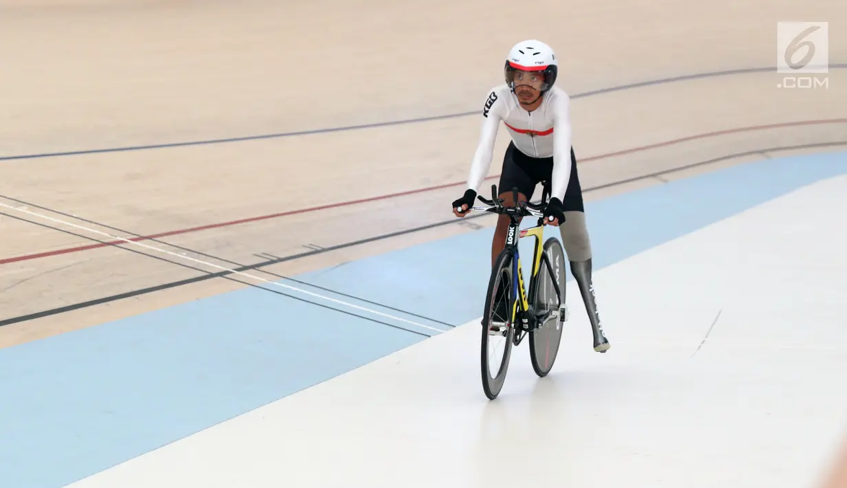 Atlet para cycling Indonesia, M Fadli Imanuddin (depan) saat latihan di Velodrome, Rawamangun, Jakarta, Selasa (2/10). 14 atlet para cycling akan berlaga pada Asian Para Games 2018 pada 6 hingga 13 Oktober mendatang. (Liputan6.com/Helmi Fithriansyah)