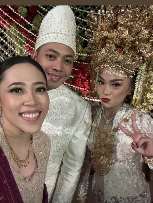 Makeup yang dibuat bold semakin mengoptimalkan penampilan sang pengantin dengan aura yang terpancar. [Foto: Instagram/ PSafiera]