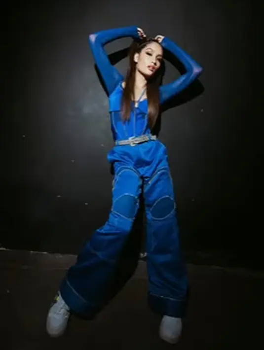 Tampil di sebuah acara, Cinta Laura terlihat sporty dengan korset biru. Dipadukan dengan manset dan oversized pants berwarna senada. [instagram/claurakiehl]