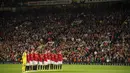 Para pemain Manchester United mengheningkan cipta selama beberapa menit setelah meninggalnya Ratu Elizabeth II, jelang pertandingan grup E Liga Europa antara Manchester United dan Real Sociedad di Old Trafford di Manchester, Inggris, Kamis, 8 September 2022. (AP Photo/ Dave Thompson)