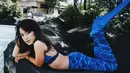 Mengenakan baju renang mermaid berwarna biru dan makeup yang eksotik membuat Jennifer terlihat seksi dan posenya juga yang menggoda. (Instagram/jennifercoppenn)
