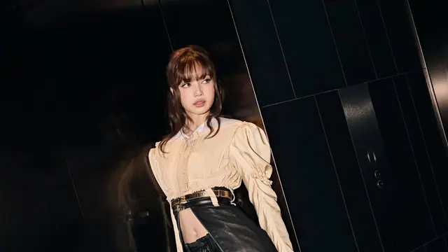 Pamer Perut Rata, Lisa BLACKPINK Tampil Edgy dengan Leather Look di Louis Vuitton Paris Fashion Week