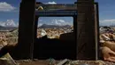 Sebuah TV yang dibuang berada di tengah botol plastik dan sampah lainnya yang menutupi area kering Danau Uru Uru dekat Oruro di Bolivia, Kamis (25/3/2021). Mayoritas sampah rumah tangga ini terbawa dari aliran sungai yang bermuara di danau ini. (AP Photo / Juan Karita)