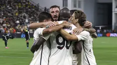 Pemain AS Roma, Romelu Lukaku (tengah) melakukan selebrasi bersama rekan-rekannya setelah mencetak gol penentu kemenangan tim pada laga Grup G Liga Europa 2023/2024 melawan Sheriff Tiraspol di Bolshaya Sportivnaya Arena, Tiraspol, Moldova, 21 September 2023. (AP Photo/Aurel Obreja)