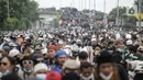 Massa aksi membubarkan diri usai terlibat bentrok dengan polisi di flyover Penggilingan, Jakarta, Kamis (24/6/2021). Sebelumnya, aparat kepolisian dengan para simpatisan Rizieq Shihab terlibat bentrokan jelang sidang vonis perkara tes swab yang digelar di di PN Jakarta Timur. (Liputan6.com/Faizal F