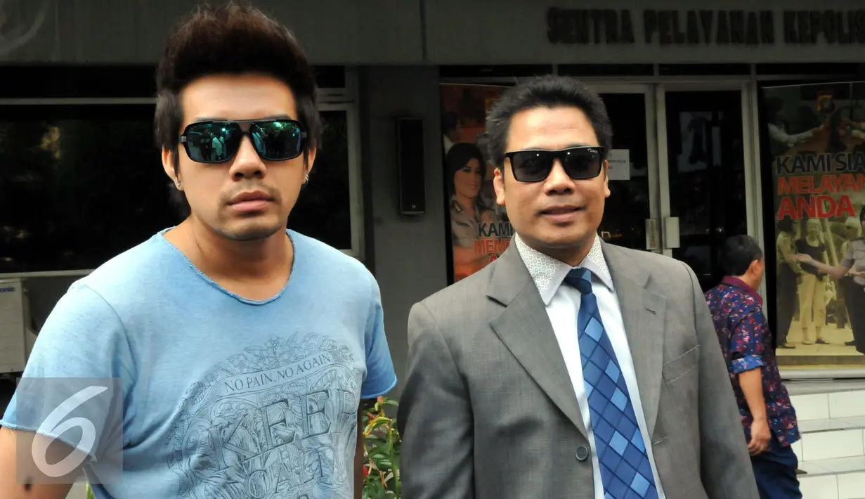 Martin Carter saat berada di Polda Metro Jaya, Jakarta, Rabu (19/8/2015). Martin melaporkan Inul Daratista, Rossa, Happy Puppy dan NAV terkait dengan lagunya yang di putar tanpa izin di tempat karaoke tersebut. (Liputan6.com/Panji Diksana)