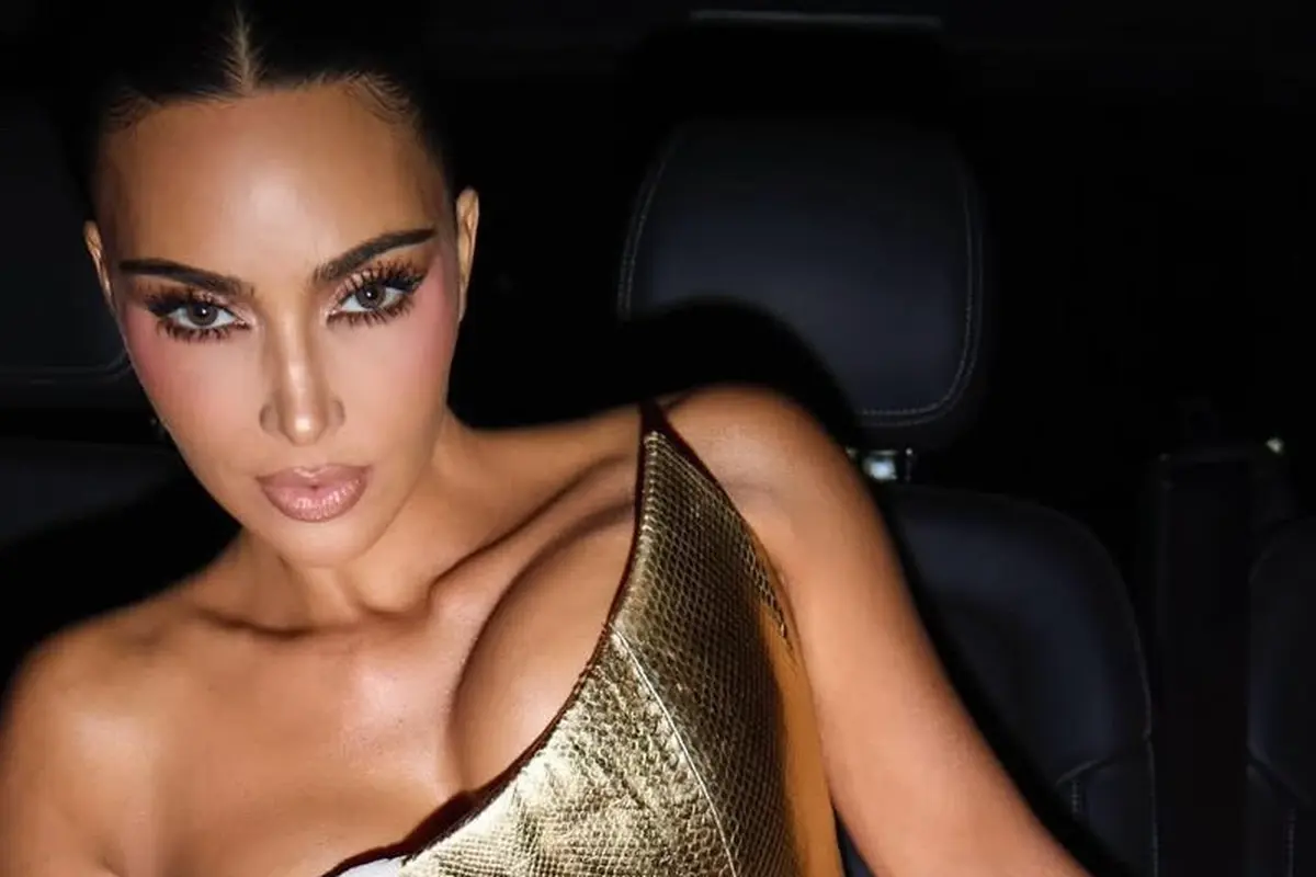 Kim Kardashian mengenakan gaun vintage saat ulang tahun. [@kimkardashian]