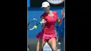 Petenis Kazakhstan, Galina Voskoboeva, berusaha mengembalikan pukulan Carla Suarez Navaro dari Spanyol dalam Australia Open yang diadakan di Melbourne, Kamis (16/01/14) (AFP Photo/ Greg Wood)