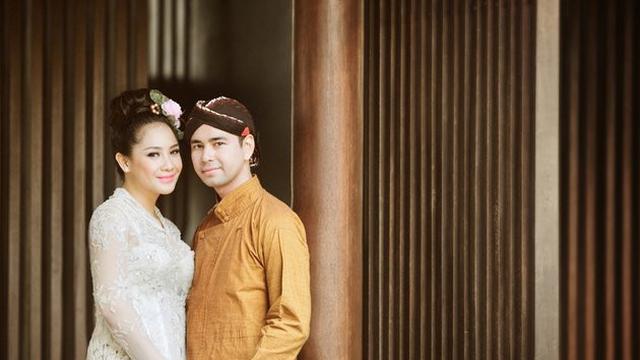 Raffi Ahmad dan Nagita Slavina dalam balutan baju adat. (Via Instagram @theleonardi)
