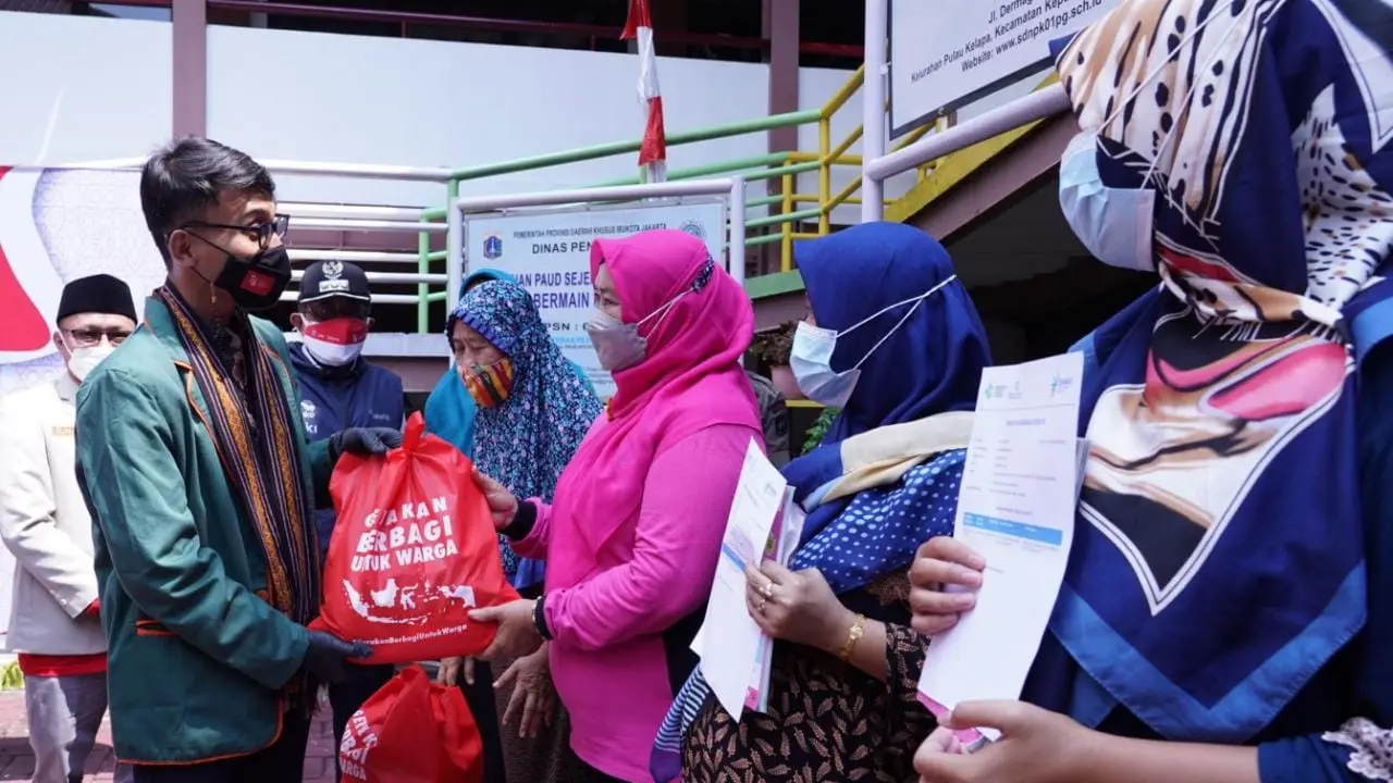 berbagi sembako di pulau S