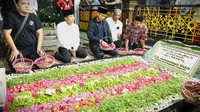 Ketua Umum DPP Partai Solidaritas Indonesia (PSI) Kaesang Pangarep didampingi Sekjen DPP PSI Raja Juli Antoni menyempatkan diri untuk berziarah ke makam Presiden Ke-4 Abdurrahman Wahid (Gus Dur). (Foto: Istimewa).