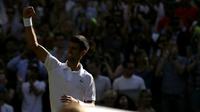 Petenis Serbia, Novak Djokovic, berselebrasi setelah mengalahkan Ernest Gulbis pada babak ketiga Wimbledon 2017, Sabtu (8/7/2017). (AP/Tim Ireland)