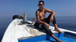 Pesepak bola naturalisasi dari Belanda itu berpose di atas perahu saat berada di Laut Bali. (Dok Pribadi)