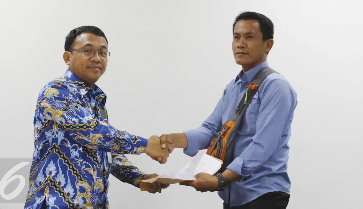 Perwakilan dari Forum Peduli Pulau Pari, Sahrul Hidayat bersalaman dengan asisten Bidang Penyelesaian Laporan ORI,  Nugroho Eko usai pertemuan di Gedung Ombudsman RI, Jakarta, Senin (6/3). (Liputan6.com/Helmi Afandi)