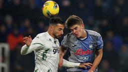 Pemain Atalanta, Charles De Ketelaere (kanan) berduel udara dengan pemain Empoli, Giuseppe Pezzella dalam laga lanjutan Liga Italia 2024/2025 di Gewiss Stadium, Bergamo, Italia, Minggu (22/12/2024) waktu setempat. (AP Photo/LaPresse/Spada)