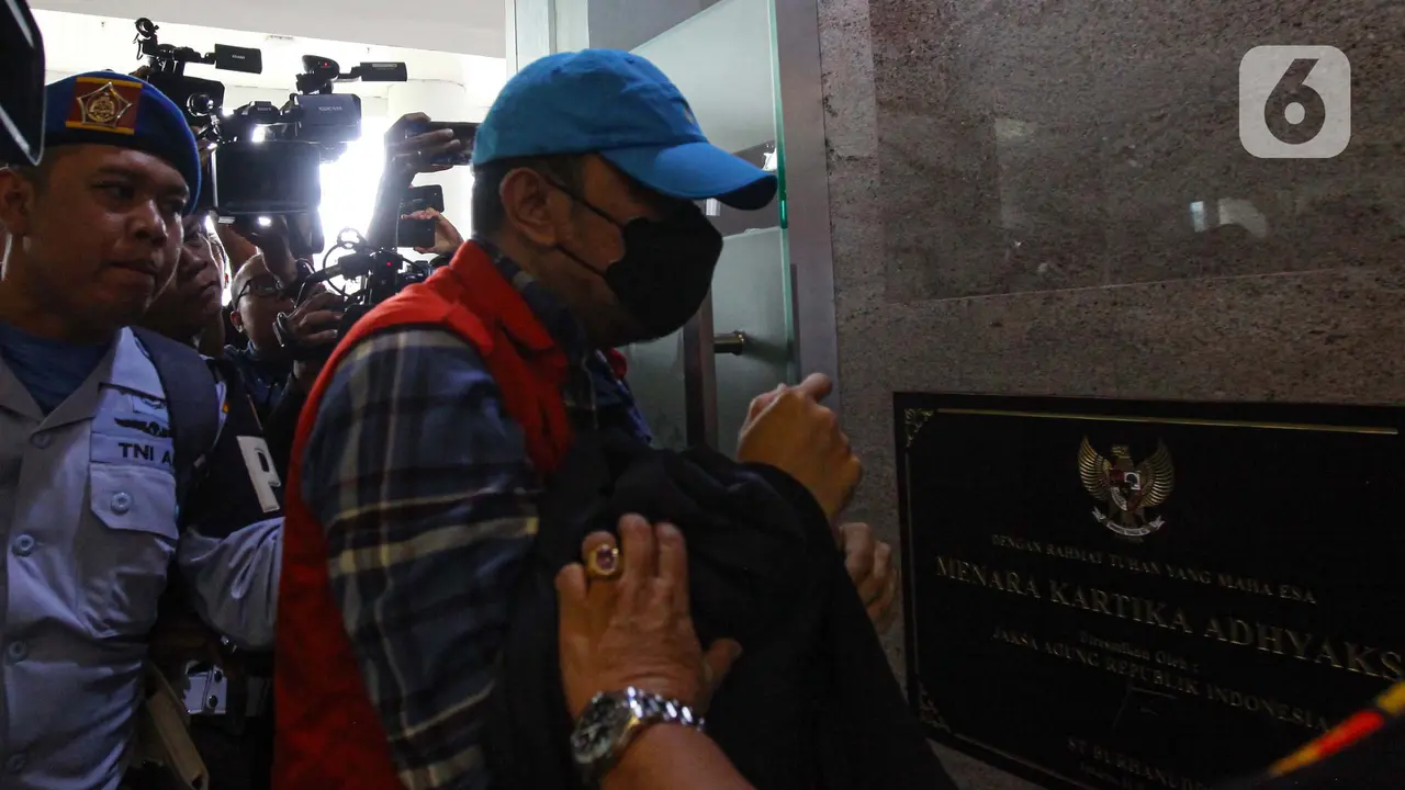 Jalani Pemeriksaan, Tiga Hakim Penerima Suap Kasus Gregorius Ronald Tannur Tiba di Gedung Kejagung