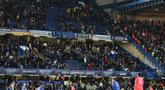 Fans Chelsea meninggalkan stadion saat laga melawan PSG masih berlangusng pada laga leg kedua babak 16 besar Liga Champions di Stamford Bridge, Rabu (18/3/2026) dini hari WIB. (AFP/Adrian Dennis)
