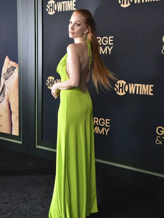Jessica Chastain berpose saat tiba menghadiri pemutaran perdana film "George & Tammy," di Goya Studios di Los Angeles (21/11/2022). Jessica Chastain tampil memukau dalam balutan gaun hijau cerah yang memikat di acara itu. (Photo by Jordan Strauss/Invision/AP)