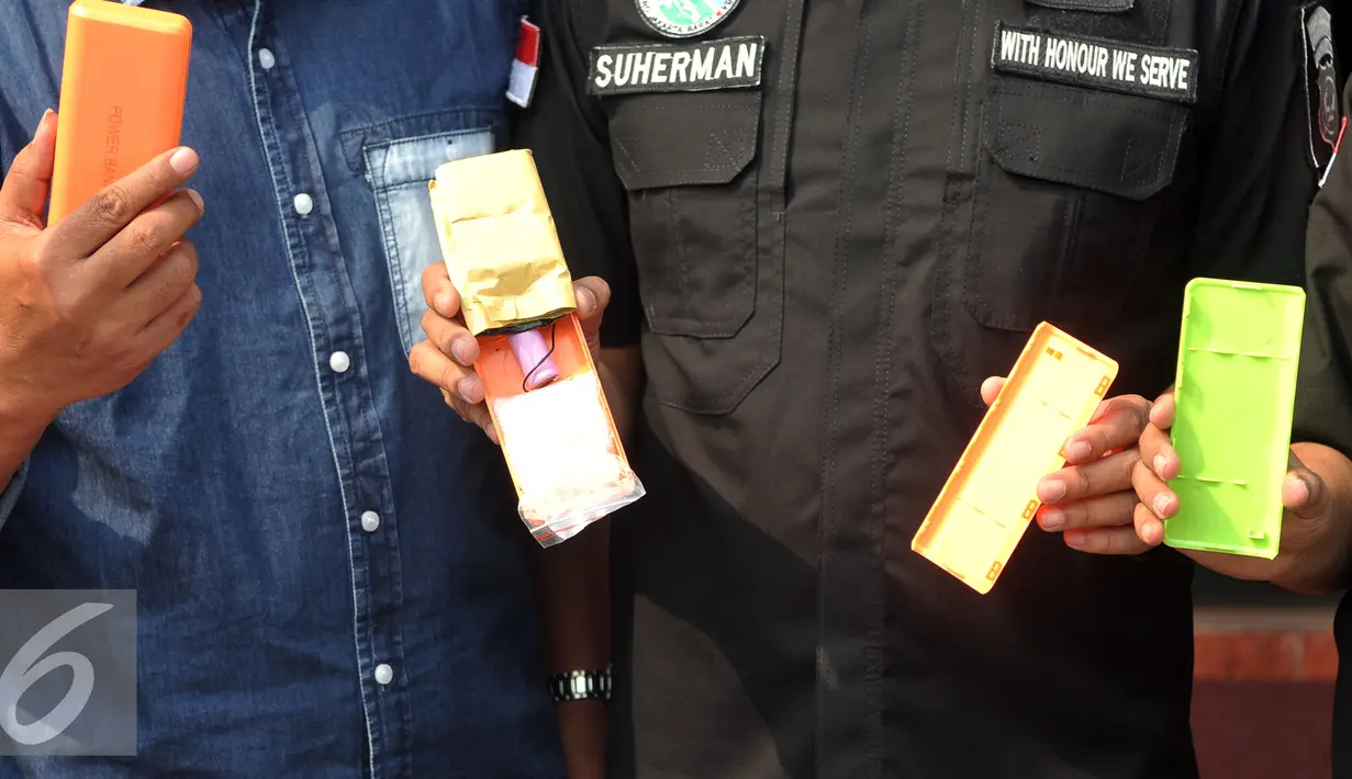 Petugas menunjukan barang bukti sabu yang di simpan di dalam power bank saat rilis barang bukti shabu di Jakarta Barat, Jumat (24/6). (Liputan6.com/Johan Tallo)