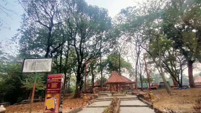 Ritual Malam Jumat Para Caleg di Makam Bukit Siguntang Palembang Jelang Pemilu