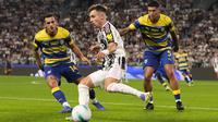 Francisco Conceicao dari Juventus (tengah) berebut bola dengan Emanuele Valeri (kiri) dan Lautaro Valenti dari Parma dalam laga Serie A antara Juventus dan Parma di Stadion Juventus, Turin, Italia utara, Minggu, 24 Agustus 2025. (Fabio Ferrari/LaPresse via AP)