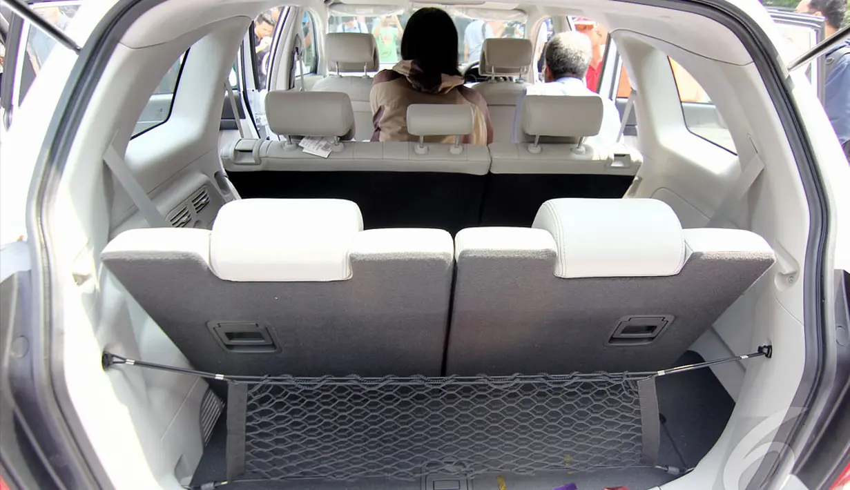 Untuk harganya sendiri, Chevy Captiva 2014 ini memiliki perbedaan harga sekira Rp10 jutaan dari Captiva lawas. Untuk range harganya, Chevrolet Captiva dibanderol mulai Rp364,5 juta sampai Rp449,5 juta OTR Jakarta (Liputan6.com/Faizal Fanani)