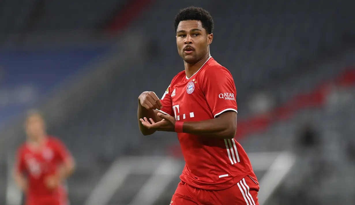 Gelandang Bayern Munchen, Serge Gnabry, merayakan gol yang dicetaknya ke gawang Schalke pada laga Liga Jerman di Allianz Arena, Sabtu (19/9/2020) dini hari WIB. Bayern Munchen menang 8-0 atas Schalke. (AFP/Christof Stache)