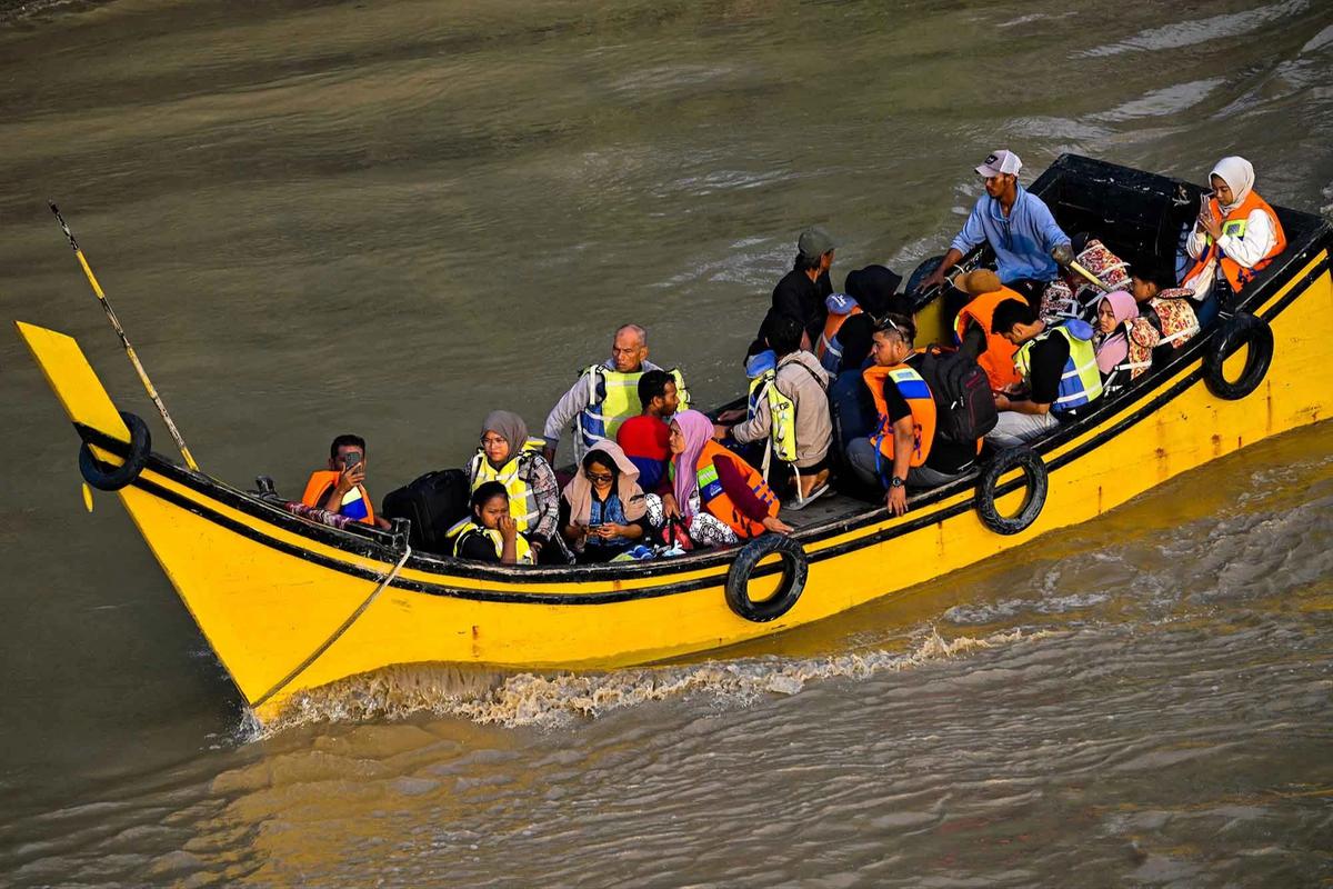 FOTO: Akses Terputus, Warga Kuta Blang Andalkan Penyeberangan Perahu Nelayan