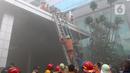 Petugas mengevakuasi korban kebakaran di Gedung Cyber 1, Jakarta, Kamis (2/12/2021). Suku Dinas Pemadam Kebakaran DKI Jakarta menurunkan 22 unit mobil pemadam kebakaran. (Liputan6.com/Herman Zakharia)