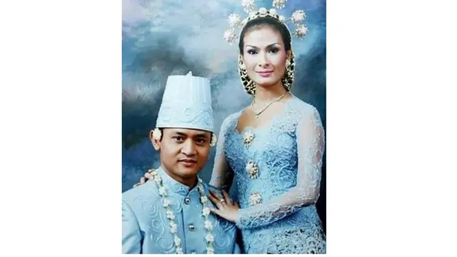 Potret Beda Penampilan Iis Dahlia (sumber: Instagram.com/isdadahlia)
