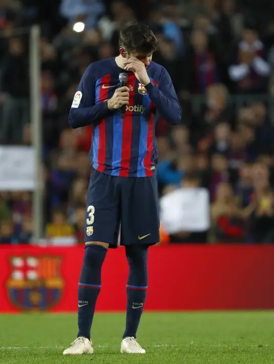 Reaksi Gerard Pique dari Barcelona pada akhir pertandingan melawan Almeria di stadion Camp Nou di Barcelona, Spanyol, Minggu (6/11/2022).  Gerard Pique sudah mengumumkan rencana pensiun ini sejak dua hari sebelumnya. Pique pun kini resmi pergi dari Barcelona yang sudah menjadi klubnya sejak masih di akademi. (AP Photo/Joan Monfort)