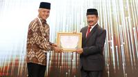 Gubernur Jawa Tengah (Jateng), Ganjar Pranowo meraih penghargaan sebagai Gubernur Pendukung Utama Pengelolaan Zakat di Indonesia dari Baznas Republik Indonesia. (Dok. Istimewa)