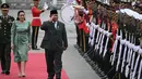Perdana Menteri Thailand Paetongtarn Shinawatra (tengah) bersama Presiden Republik Indonesia Prabowo Subianto memeriksa barisan kehormatan selama upacara penyambutan di Government House, Bangkok pada 19 Mei 2025. (Lillian SUWANRUMPHA/AFP)