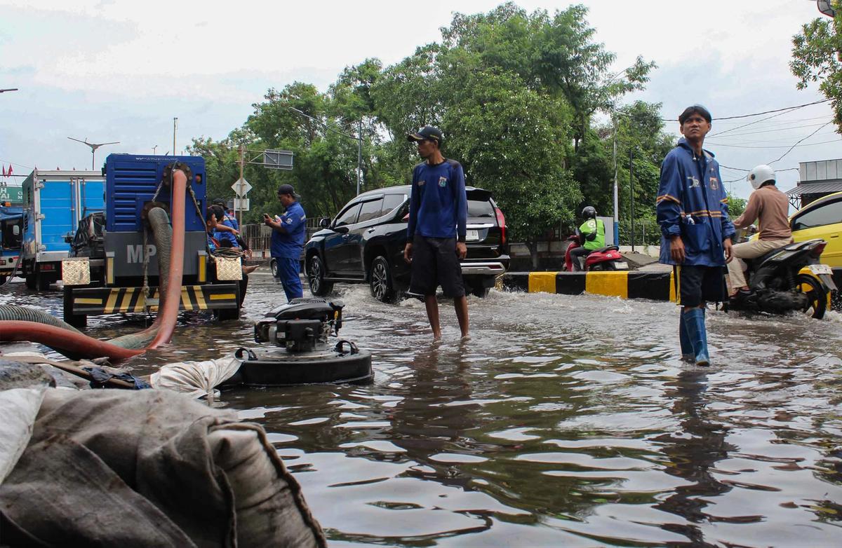 FOTO: Mesin Pompa Dikerahkan, Banjir Mangga Dua Kini Surut