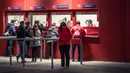 Suasana pembelian tiket yang tertib jelang laga antara FSV Mainz 05 vs FC Koln di Opel Arena pada pada Bundesliga musim 2019/2020. (Christian Kaspar-Bartke/Bundesliga/Bundesliga Collection via Getty Images)