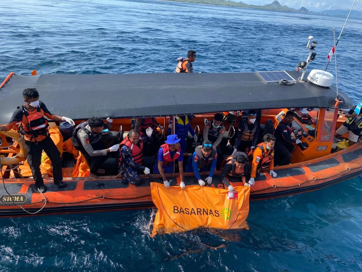 FOTO: Tim SAR Temukan Jenazah WNA Spanyol Korban Kecelakaan Laut di Labuan Bajo