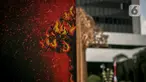 Sejumlah orang yang tergabung dalam Greenpeace menggelar aksi di Kementerian LHK, Jakarta, Kamis (8/4/2021). Mereka menentang rencanan perusakan Hutan Papua yang masih ada di dalam areal perkebunan yang belum dirusak bisa dikembalikan kepada masyarakat adat Papua. (Liputan6.com/Faizal Fanani)