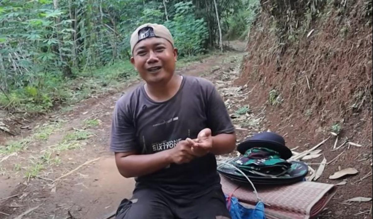 Terlihat masih banyak barang-barang yang dijual oleh Apip, Jeri pun penasaran mempertanyakan.