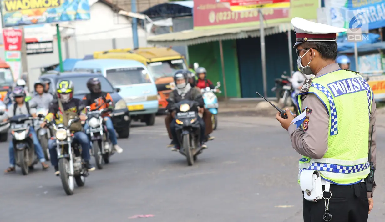 Arus Balik H+5 aparat kepolisian terus berjaga-jaga dan mengamankan titik rawan kemacetan di Pos Palimanan Cirebon, Jawa Barat, Jumat (30/6) (Liputan6.com/Helmi Afandi) 