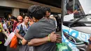 Kerabat memeluk korban kebakaran kapal KM Mutiara Sentosa II saat  tiba di Dermaga Jamrud Utara, Pelabuhan Tanjung Perak, Surabaya, Jawa Timur, Selasa (4/8/2026).