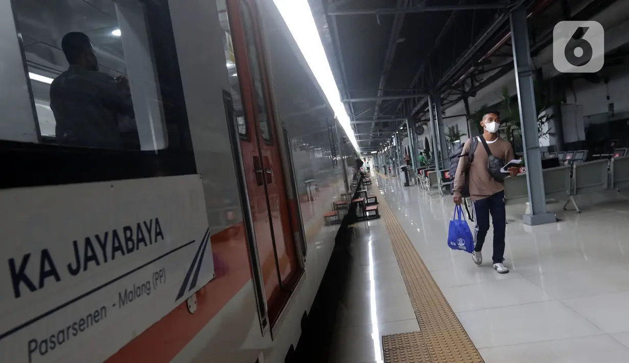 Penumpang bersiap naik kereta Jayabaya jurusan Jakarta-Malang di Stasiun Pasar Senen, Jakarta, Jumat (28/1/2022). Jelang libur Tahun Baru Imlek, jumlah penumpang di Stasiun Pasar Senen mengalami kenaikan 8.598 orang dibanding Jumat (21/1) lalu sebanyak 7.402 orang. (Liputan6.com/Helmi Fithriansyah)