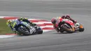 Valentino Rossi dan Marc Marquez terlibat persaingan sengit di MotoGP Malaysia 2015 di Sirkuit Sepang, Malaysia, Minggu (25/10/2015). (EPA/Ahmad Yusni)