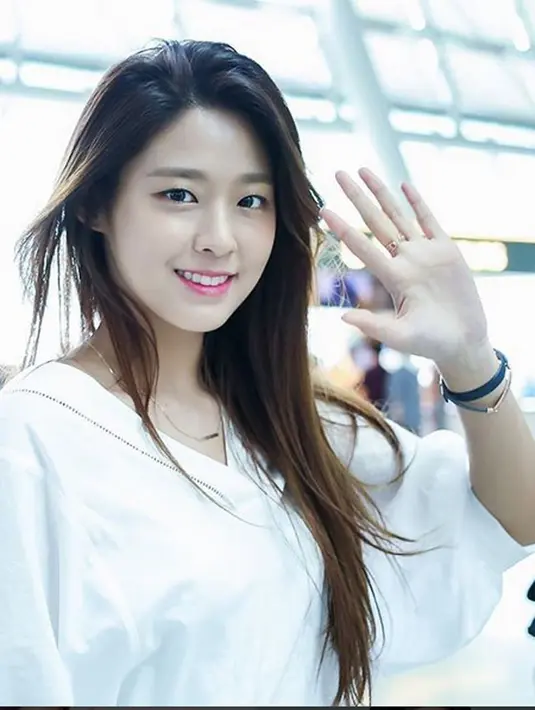 Saat diketahui berpacaran dengan Zico, Seolhyun mendapat komentar tak sedap dari para netizen. Seolhyun ‘AOA’ terkenal dengan sebutan seleb K-POP terseksi dan sempat mendapat tawaran menjadi model Cosmopolitan. (Instagram/Seolhyun)
