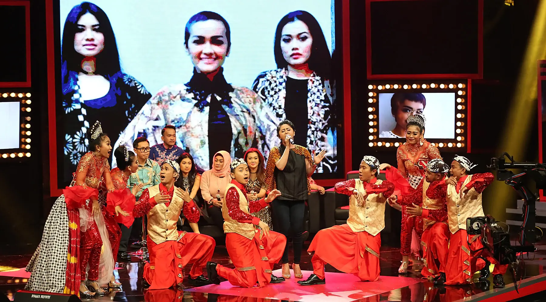 Di panggung acara galang dana, Dewi Perssik mempersembahkan lagu untuk Julia Perez dengan menembangkan lagu bertajuk ‘Aku Rapopo’ milik Jupe. (Bambang E. Ros/Bintang.com)