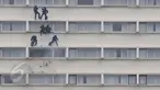 Prajurit TNI menuruni gedung hotel dengan tali untuk membebaskan sandera saat Latihan Penanggulangan Anti Teror (Latgultor) di Lapangan Banteng, Jakarta, Selasa (9/6/2015). (Liputan6.com/Herman Zakharia)