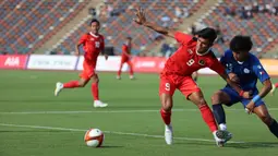 Striker Timnas Indonesia U-22, Ramadhan Sananta (kiri) ditempel ketat bek Filipina pada laga pertama SEA Games 2023 di Olympic Stadium, Phnom Penh, Kamboja, Sabtu (29/4/2023). (Bola.com/Abdul Aziz)